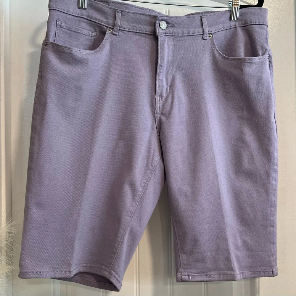 Levi’s Lavender 12” Inseam Bermuda Shorts. Size 33.‎